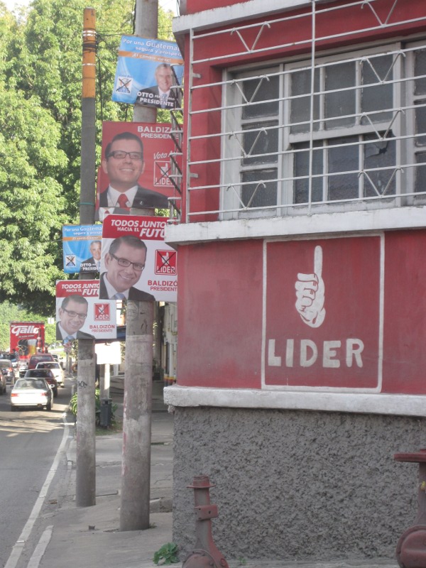 Frauke Decoodt. 2011. Verkiezingspropaganda kleurt de straten van Guatemala Stad